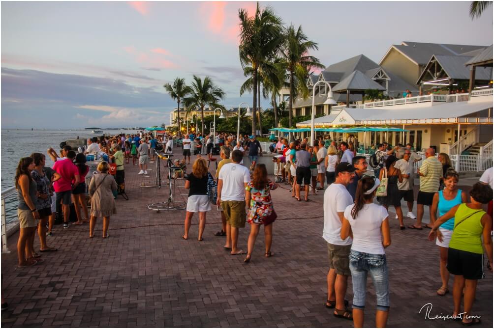 Beim Mallory Square versammeln sich hunderte Touristen am Abend, um der Sunset Celebration beizuwohnen