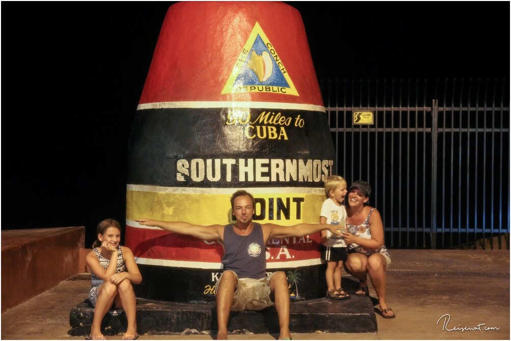 Die Boje des Southernmost Point ist fast immer hoffnungslos überlaufen. Nachts gegen 23 Uhr hatten wir aber Glück ...