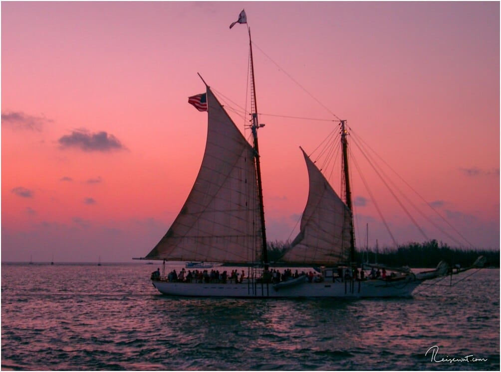 Eine der Sunset Cruises, welche rechtzeitig zum Sonnenuntergang unterwegs ist