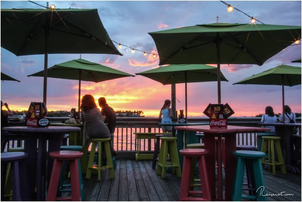 Ein Logenplatz zum Sonnenuntergang hat man definitiv im Sunset Pier Cafe