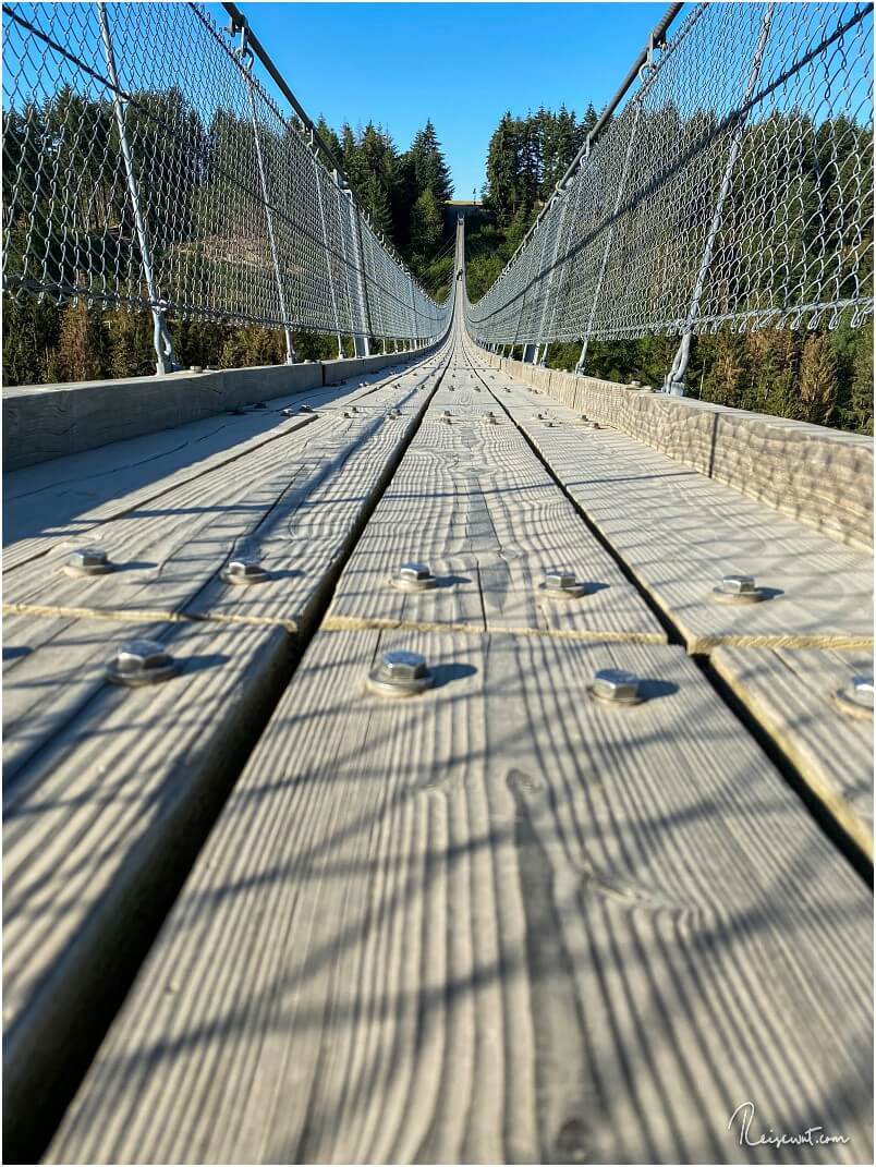 Ein paar Planken aus Douglasie samt M14 Schrauben dienen als Boden der Hängebrücke
