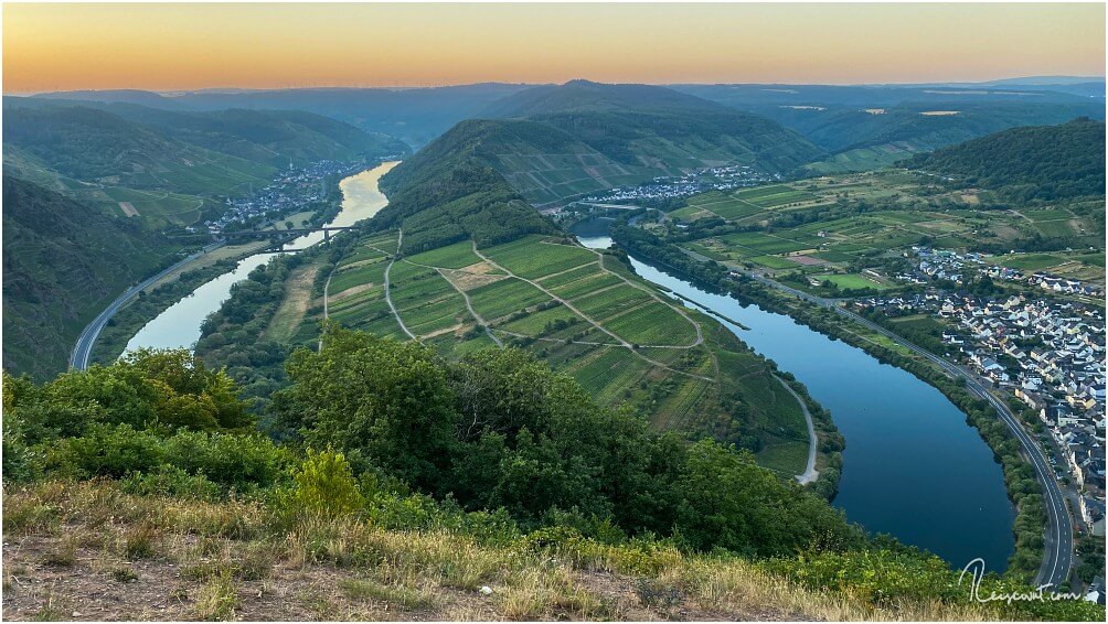 Die Moselschleife bei Bremm vom Gipfelkreuz bei Sonnenaufgang fotografiert
