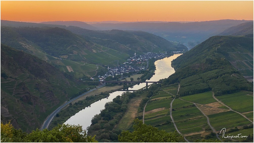 Sonnenaufgangsstimmung an der Mosel, aufgenommen von einem Aussichtspunkt beim Ort Bremm