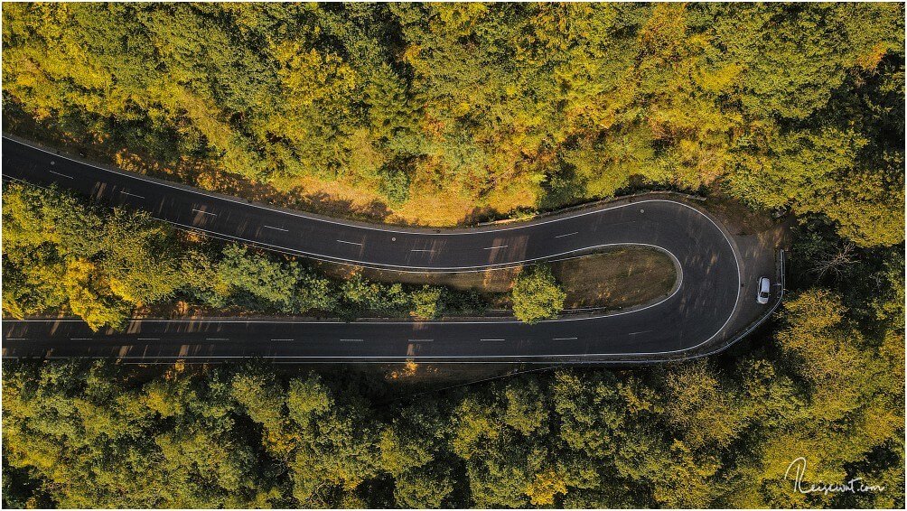 U-Turn der Straße L-106 runter zur Ortschaft Bremm