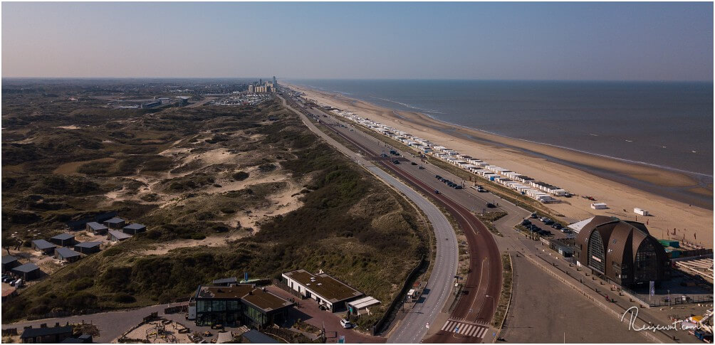 Blick von Bloemendaal aan Zee in Richtung Zandvoort mit einem gefühlt endlos langen Strand