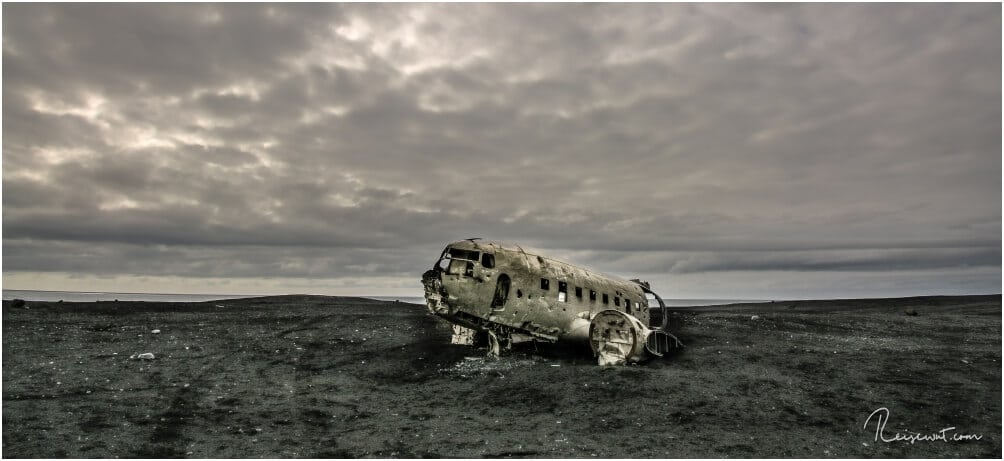 Mitten in der Sandurfläche liegt das ehemals abgestürzte Wrack der DC-3