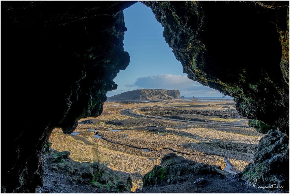 Der Ausblick aus der Loftsalahellir in Richtung Dyrholaey ist wirklich gigantisch