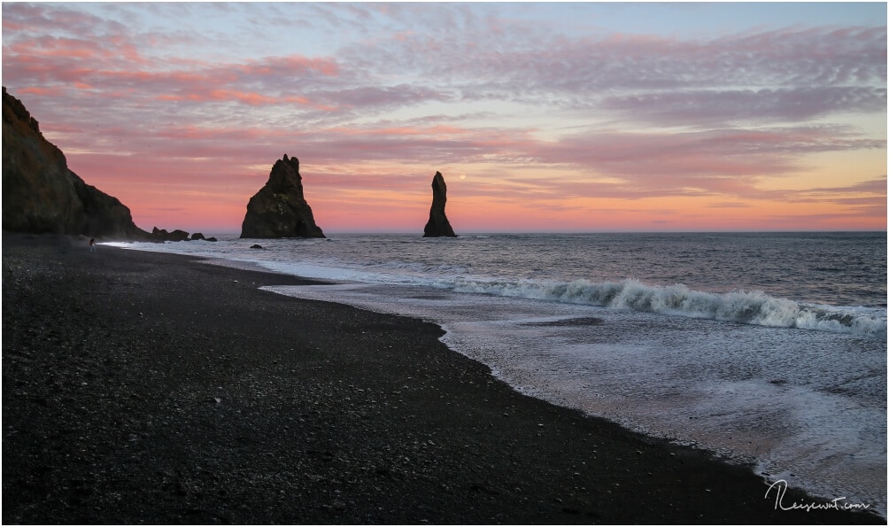 Wenn die Sonne untergeht hinter Kap Dyrholaey, dann kommen bei Reynisfjara erst die Farben am Himmel langsam raus