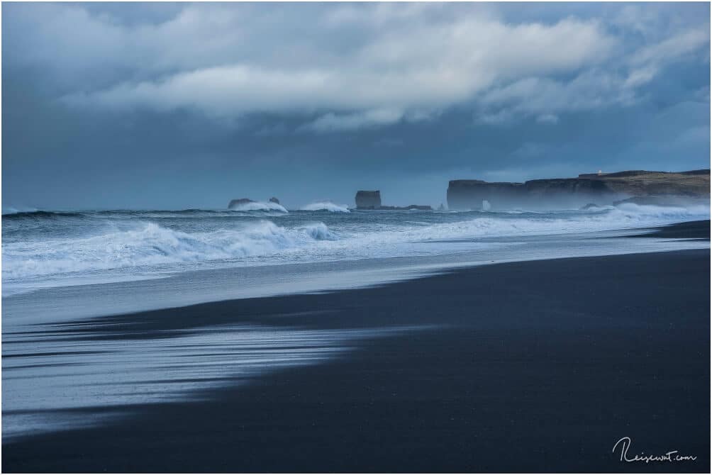 Auch bei schlechtem Wetter ist Reynisfjara nicht weniger beeindruckend