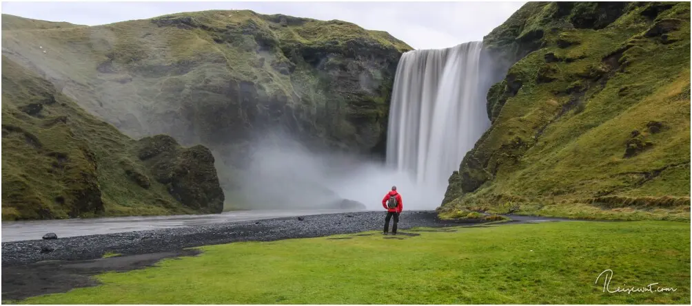 SO leer ist es am Skogafoss heutzutage nur noch bevor die Sonne aufgeht. 