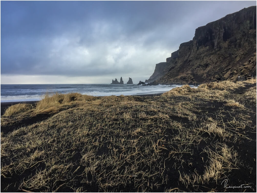 Vom Strand Vikurfjara aus sehen die Felsnadeln völlig anders aus