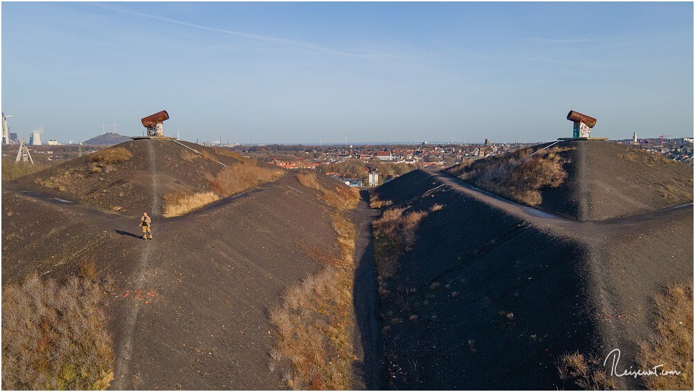 Blick von der anderen Seite, nur aus der Luft, aber in selber Höhe wie die Lichtkanonen