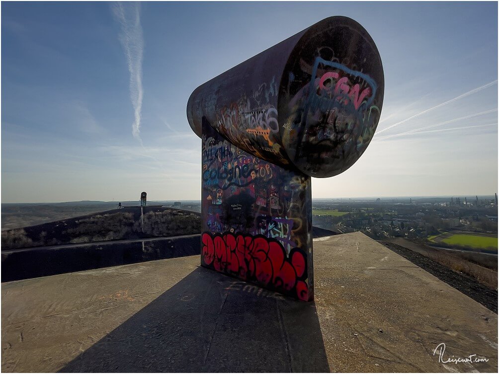 Die Rückseite einer der beiden Lichtkanonen, rechts davon: Gelsenkirchen