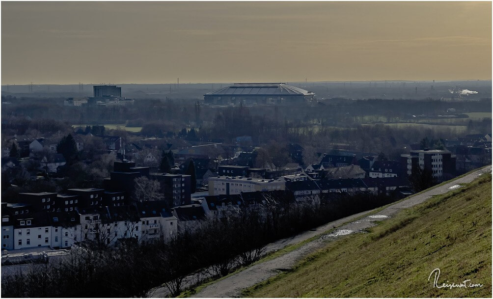 Die Veltins-Arena liegt fast in Wurfweite zur Halde Rungenberg
