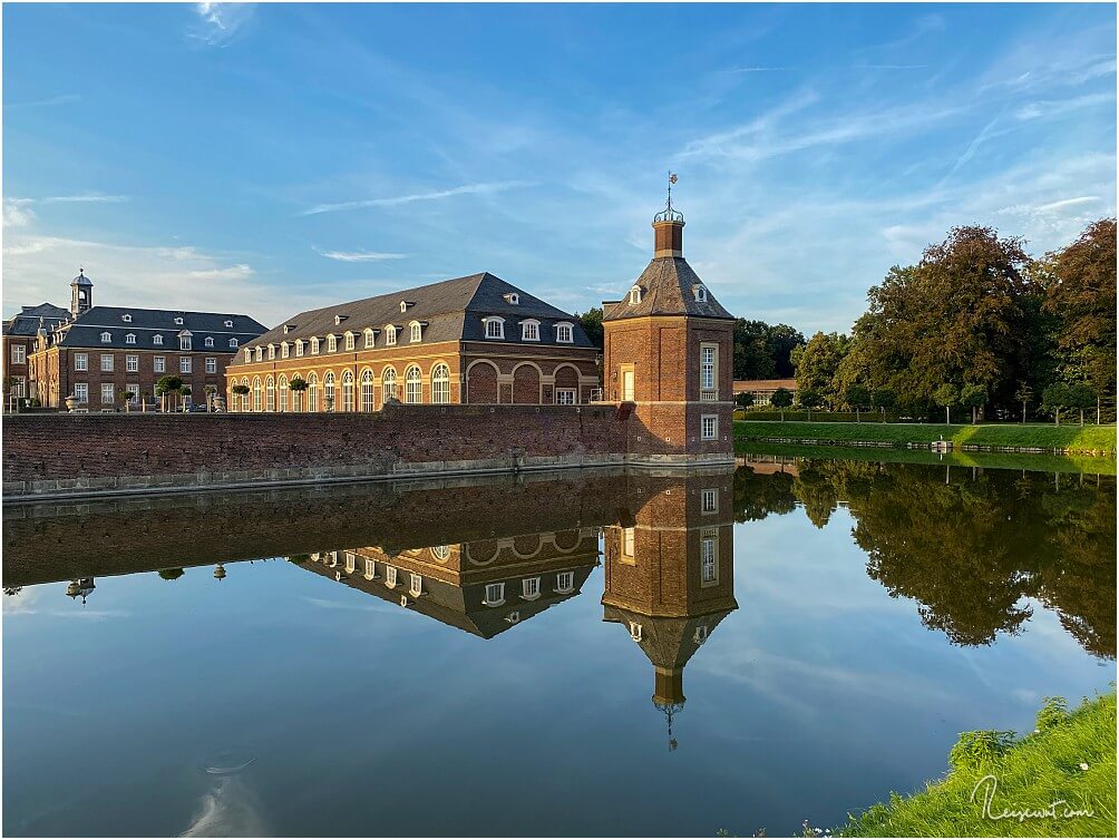 Die Schlossmauer spiegelt sich im Wassergraben
