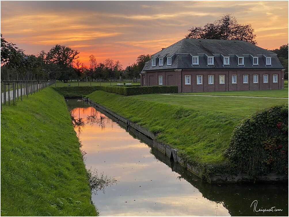 Blick in Richtung Westgarten bei abendlicher Stimmung