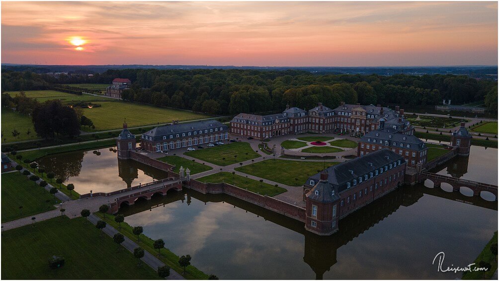 Der Blick zum Sonnenuntergang auf die beeindruckende Schlossanlage