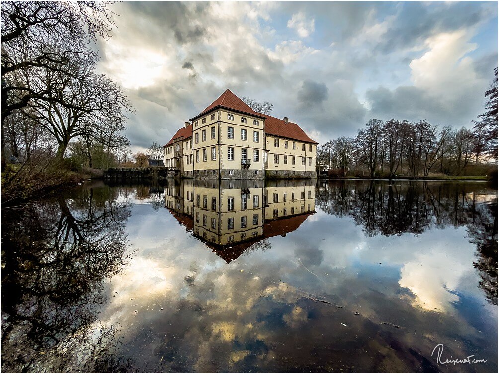 Schloss Strünkede an einem windstillen Tag mit Traumwolken zum Fotografieren