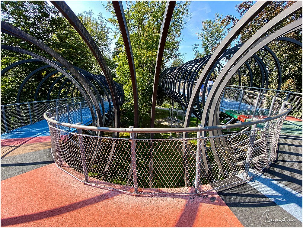 Einige U-Turns schrauben die Brücke auf knapp 10 Meter über den Rhein-Herne-Kanal