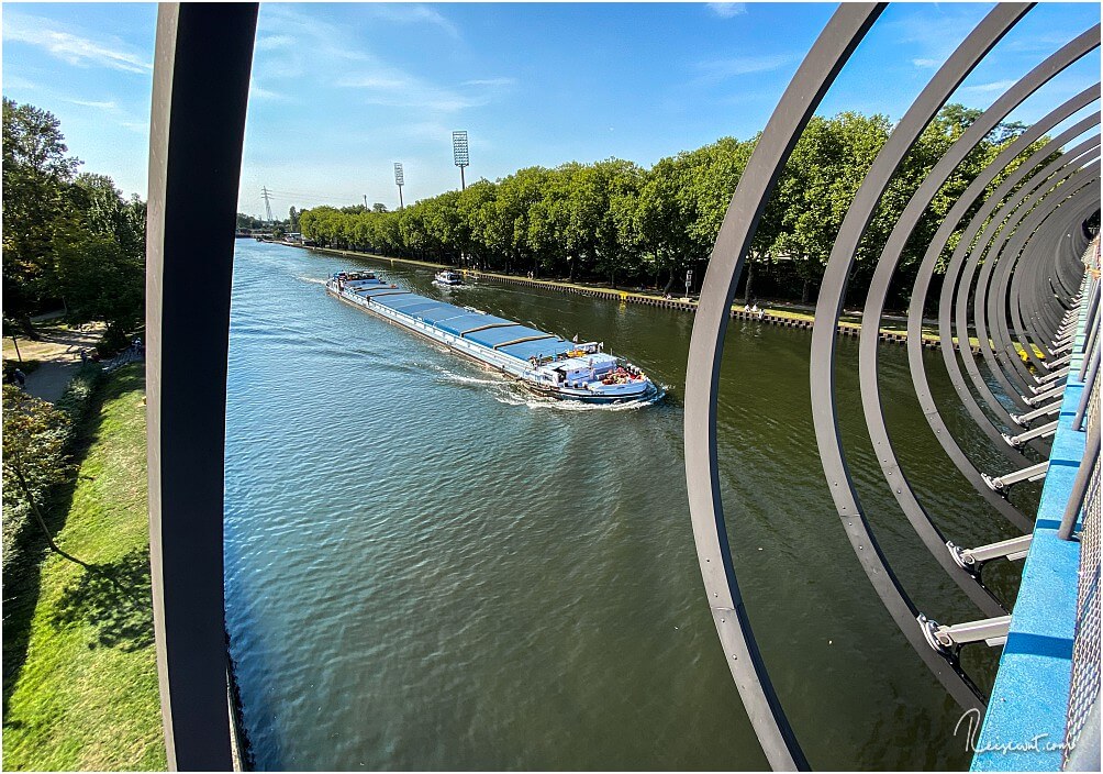 Immer wieder kreuzen solche "kleinen" Schiffe den Kanal