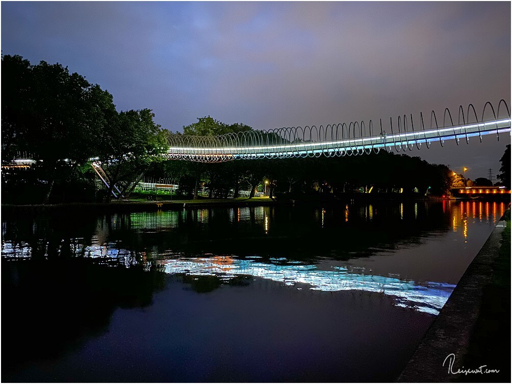 Wenn es halbwegs windstill ist spiegelt sich die Brücke schön im Wasser