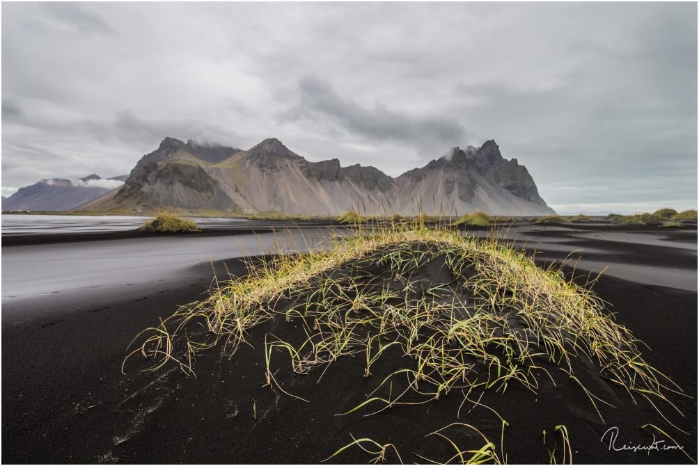 Auch minimalistisch angehauchte Fotos lassen sich bei Stokksnes beeindruckend in Szene setzen