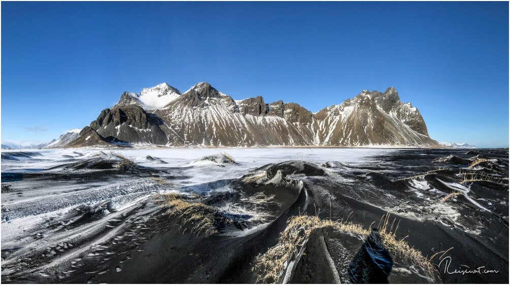Wenn man in Winter etwas Glück hat und noch Schnee auf dem schwarzen Sand liegt, kommen die Kontraste besonders gut zur Geltung
