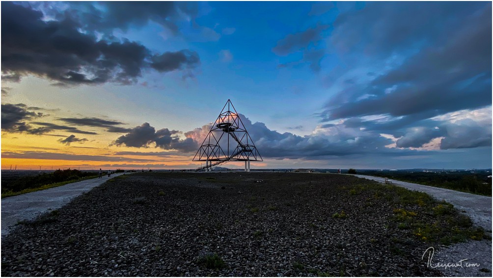 Die schlichte Schönheit vom Tetraeder in Bottrop will irgendwie in Szene gesetzt werden