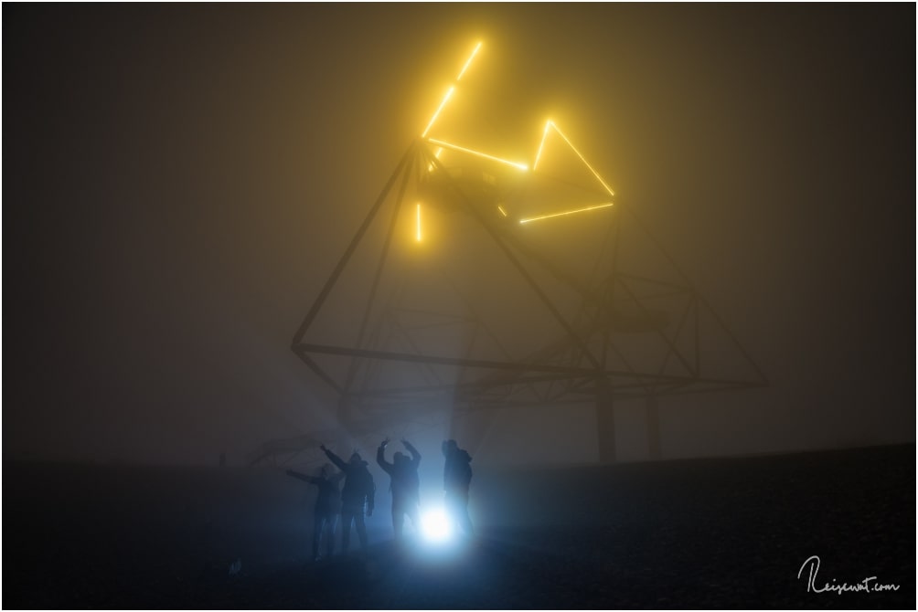 Selbst bei dichtem Nebel bietet der Tetraeder Nachts coole Fotomöglichkeiten