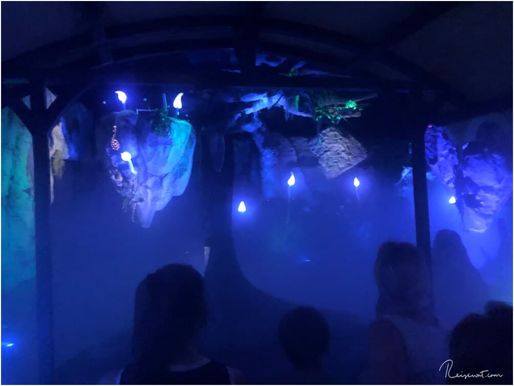 Der Dark Ride Part der Merlin's Quest ist mit viel Liebe zum Detail und jeder Menge Lichteffekte gestaltet
