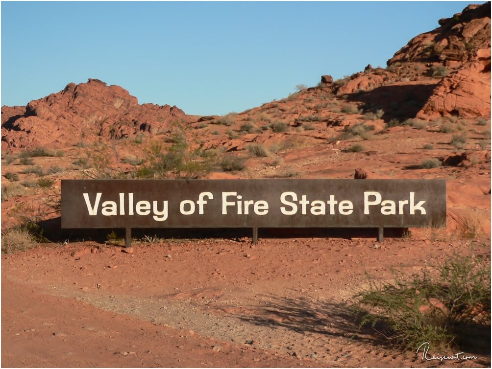 Ein schlichtes, rostiges Schild markiert den Eingang zum Valley of Fire State Park