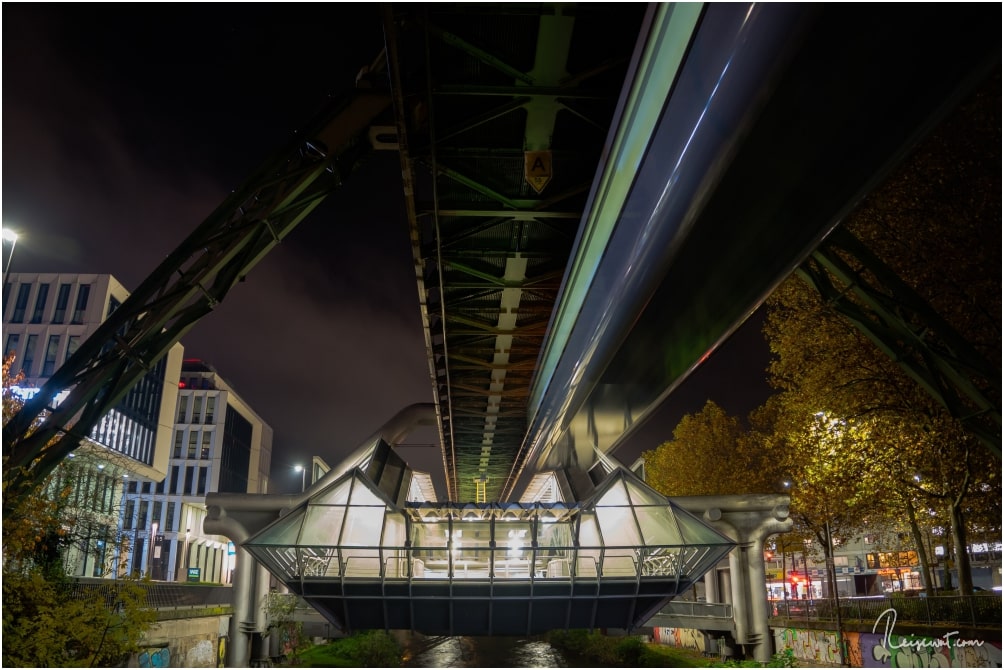 Die Ohligsmühle ist eine beliebte Schwebebahnhaltestelle bei Fotografen
