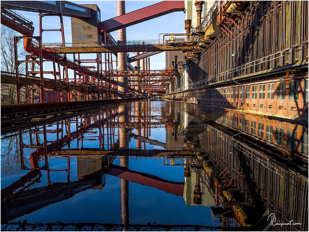 Krasse Spiegelungen sind mitunter möglich bei der Zeche Zollverein in Essen
