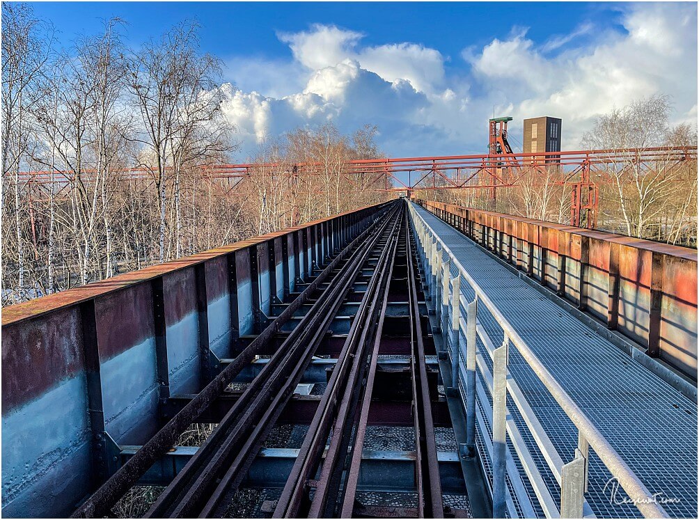Blick den Skywalk entlang mit der daneben liegenden Schienenführung