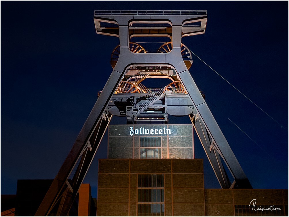 Der beeindruckende Doppelbock-Förderturm am Abend