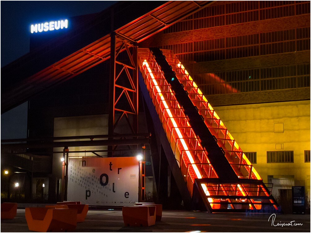 Die imposante Rolltreppe vom Ruhr Museum bleibt auch abends beleuchtet