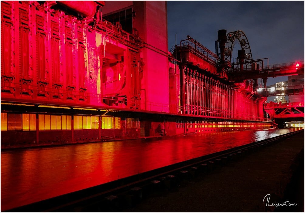 Der alter Kokerei erstrahlt in einem markanten Rot am Abend