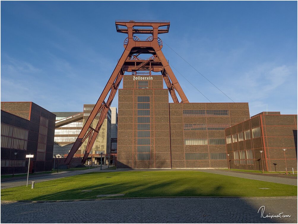 Der gewaltige Doppelbock-Förderturm über Schacht XII im Eingangsbereich der Zeche Zollverein