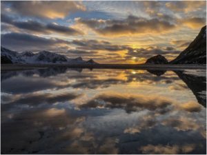 Reflektion zum Sonnenuntergang am Haukland Beach