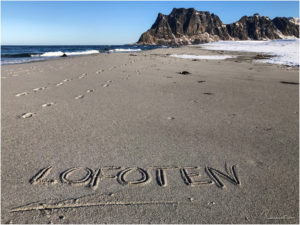 Lofoten Schriftzug am Uttakleiv Beach