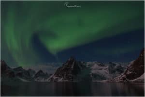 Polarlichter über dem Mount Olstinden