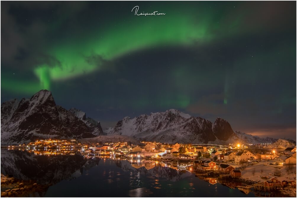 Ein Aurora Vulkan in Reine auf den Lofoten im nördlichen Norwegen