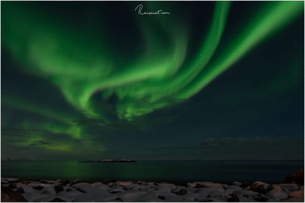 KP5 Polarlichter über dem Meer bei Hamnoy auf den Lofoten