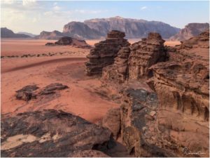 Ausblick ins Wadi Rum von einem Felsen oberhalb unseres Camps