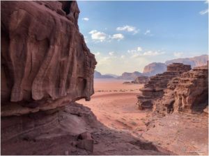 Ausblick ins Wadi Rum von einem Felsen oberhalb unseres Camps