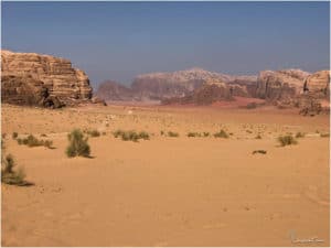 Ausblick ins Wadi Rum während der Wanderung zur Burdah Rock Bridge