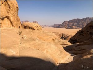 Ausblick ins Wadi Rum während der Wanderung zur Burdah Rock Bridge