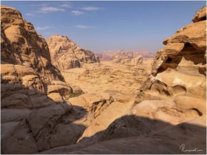 Ausblick ins Wadi Rum während der Wanderung zur Burdah Rock Bridge