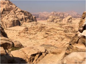 Ausblick ins Wadi Rum während der Wanderung zur Burdah Rock Bridge