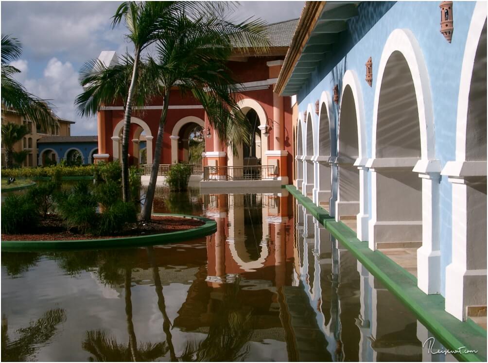 Spiegelung der Hotelanlage in einem der angelegten Teiche